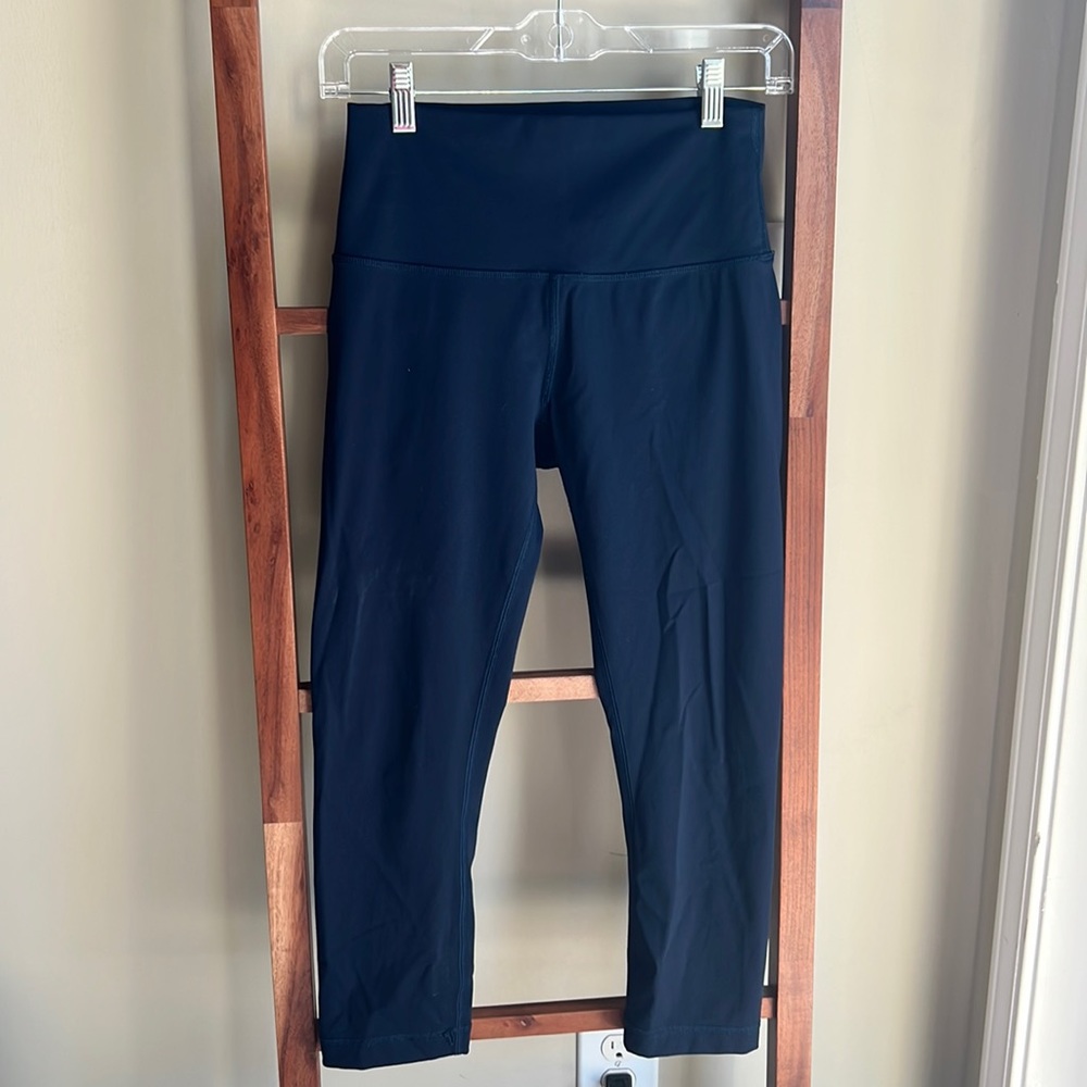 Lululemon 3/4 leggings (navy blue)